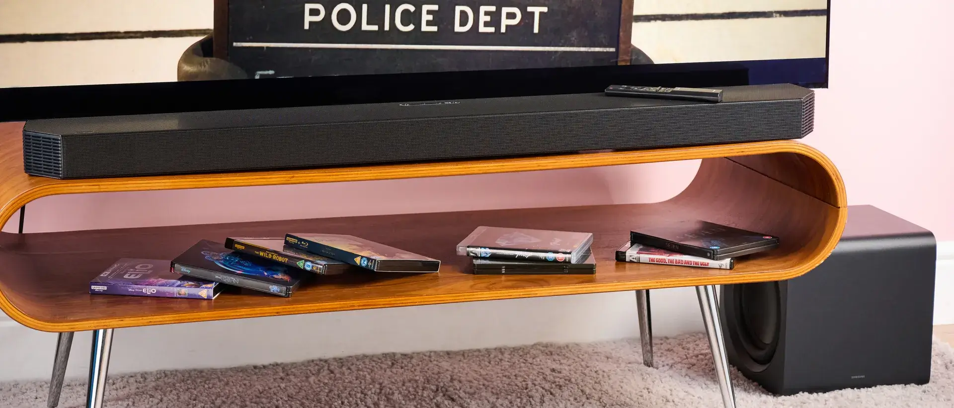 三星 HW-Q800F，其下方架子上放着 4K 超高清蓝光光碟。