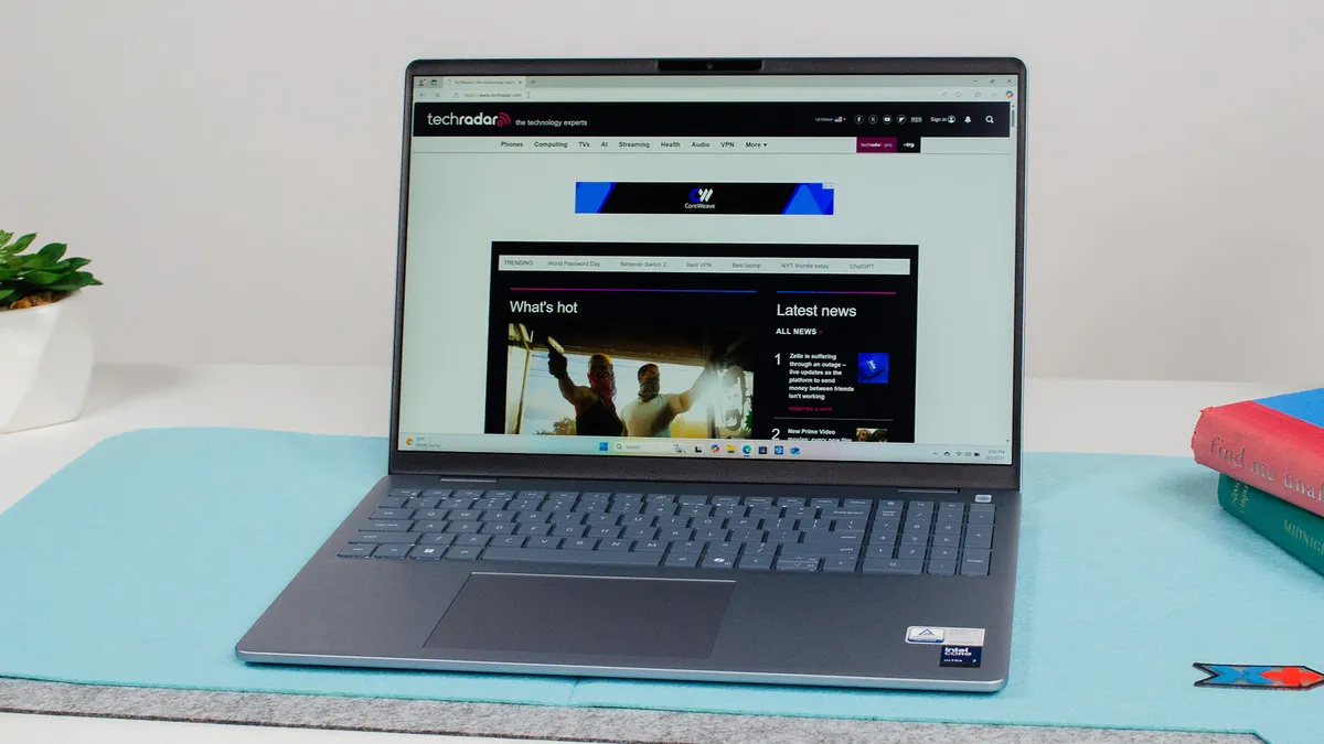 桌面上的一台戴尔 16 Plus