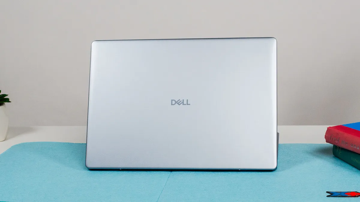 一台戴尔 16 Plus 笔记本电脑放在桌面上，屏幕朝外。