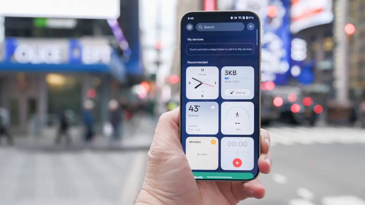 在纽约时代广场繁忙的街道上，OnePlus 15 手机亮相，展示了手机的摄像头、侧面、主屏幕面板和设置菜单。