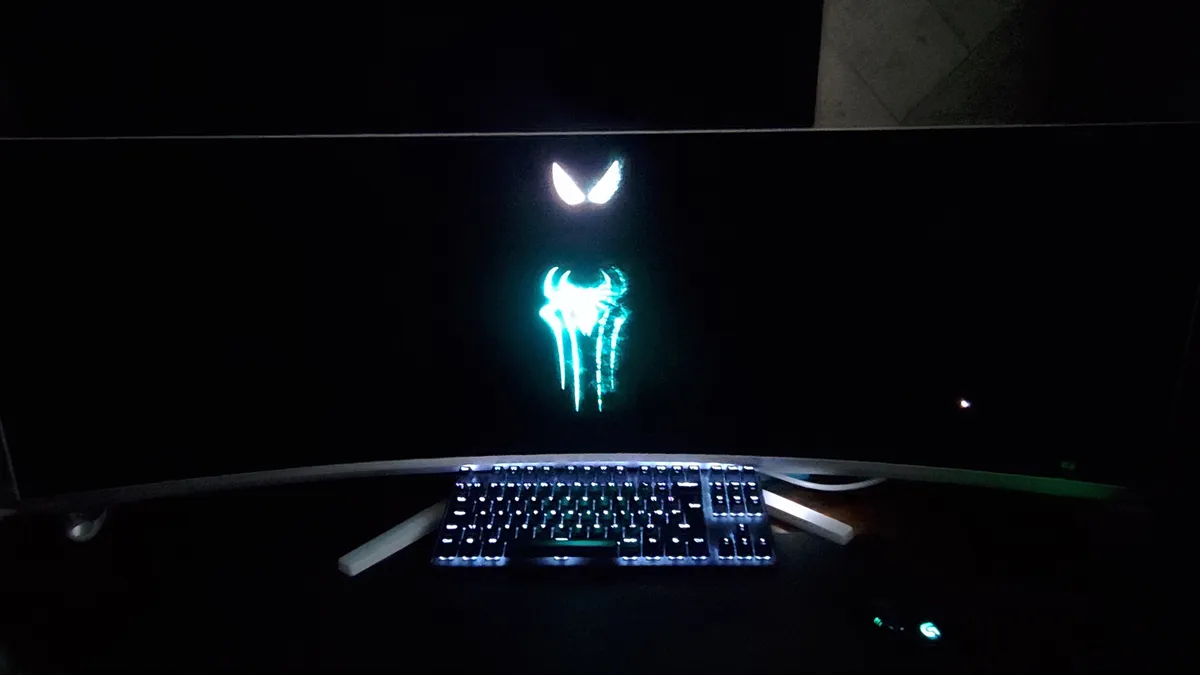 飞利浦 Evnia 49M2C8900 QD-OLED 显示器展示