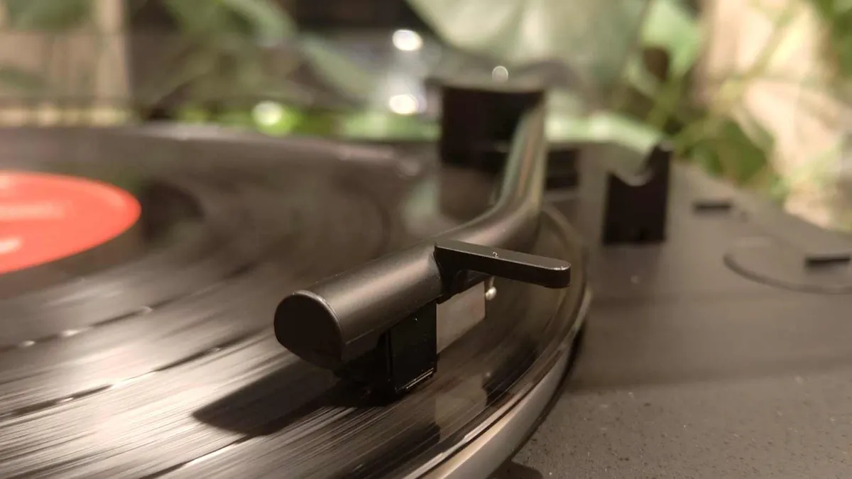 桌上的索尼 PS-LX310BT