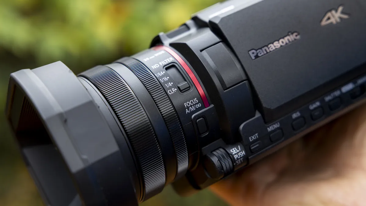 松下 HC-X1200 摄像机的特写镜头，展示了镜头。