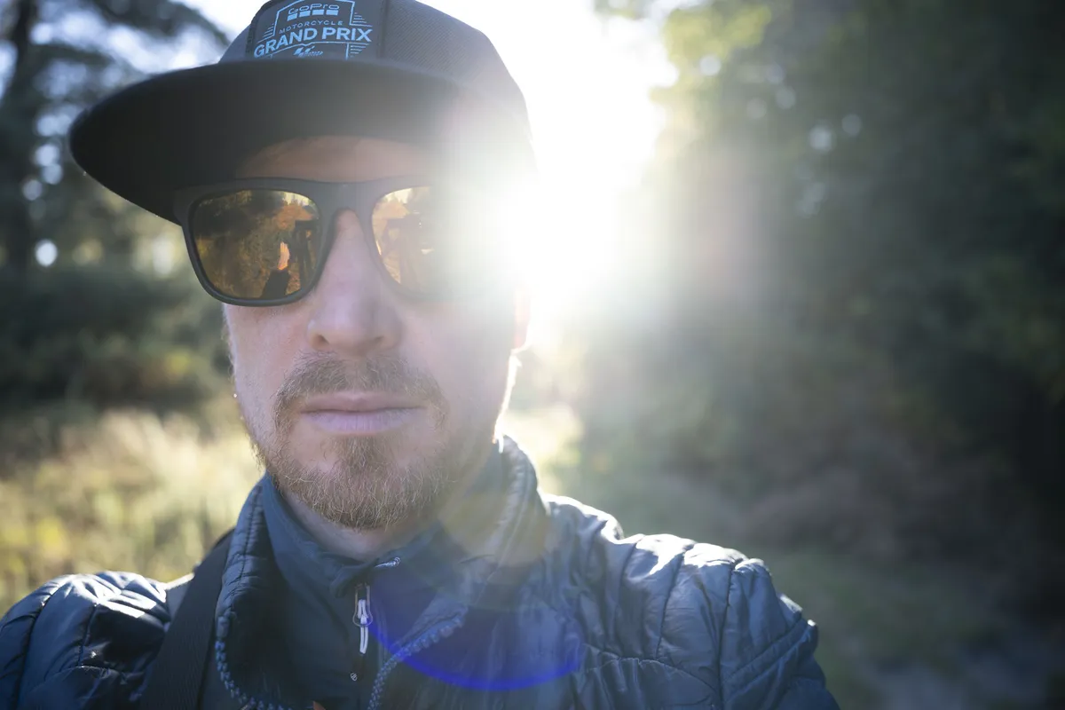 尼康 Z 24-70mm f/2.8 S II 样片库：主图。在阳光照射下，镜头位于他身后。