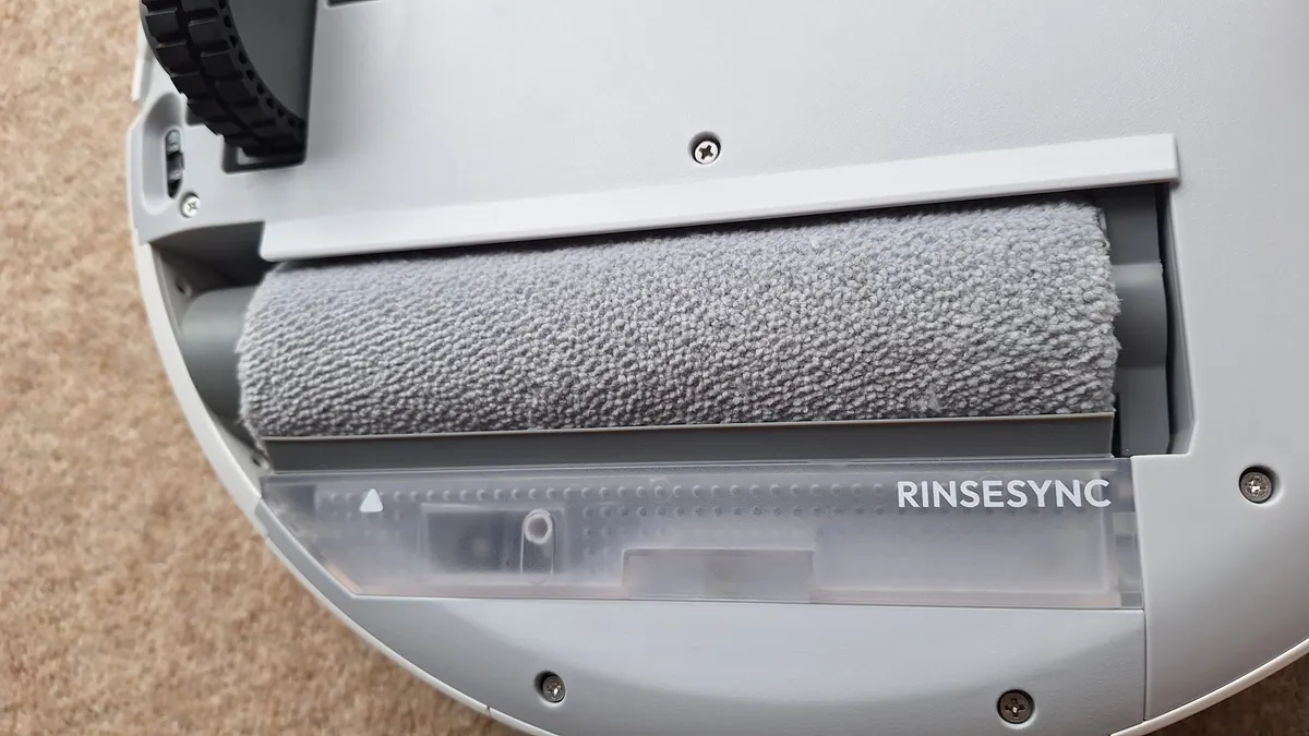 SwitchBot S20 机器人吸尘器翻转过来，露出滚刷。