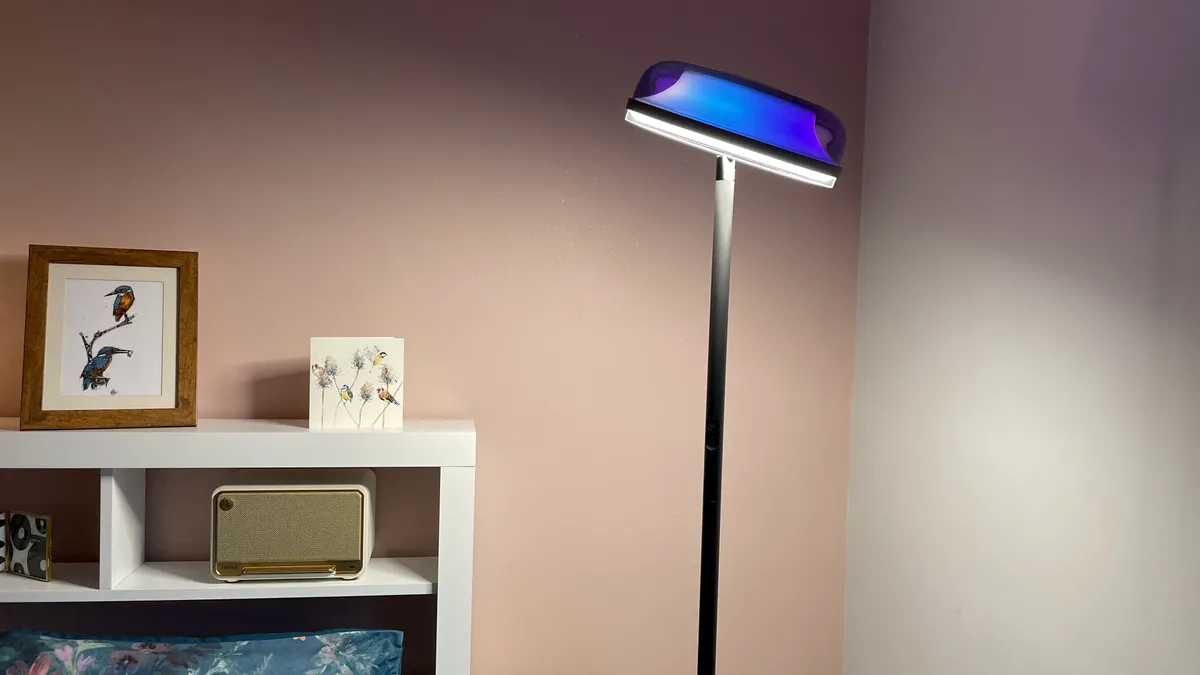 Govee Uplighter 的下射灯将光线投射到床上