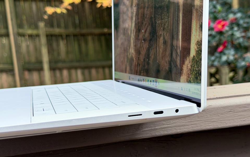 16 Premium 版仅提供 USB-C 接口、mini-SD 卡插槽和耳机插孔