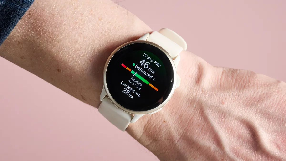 白色的 Garmin Vivoactive 6 戴在手腕上