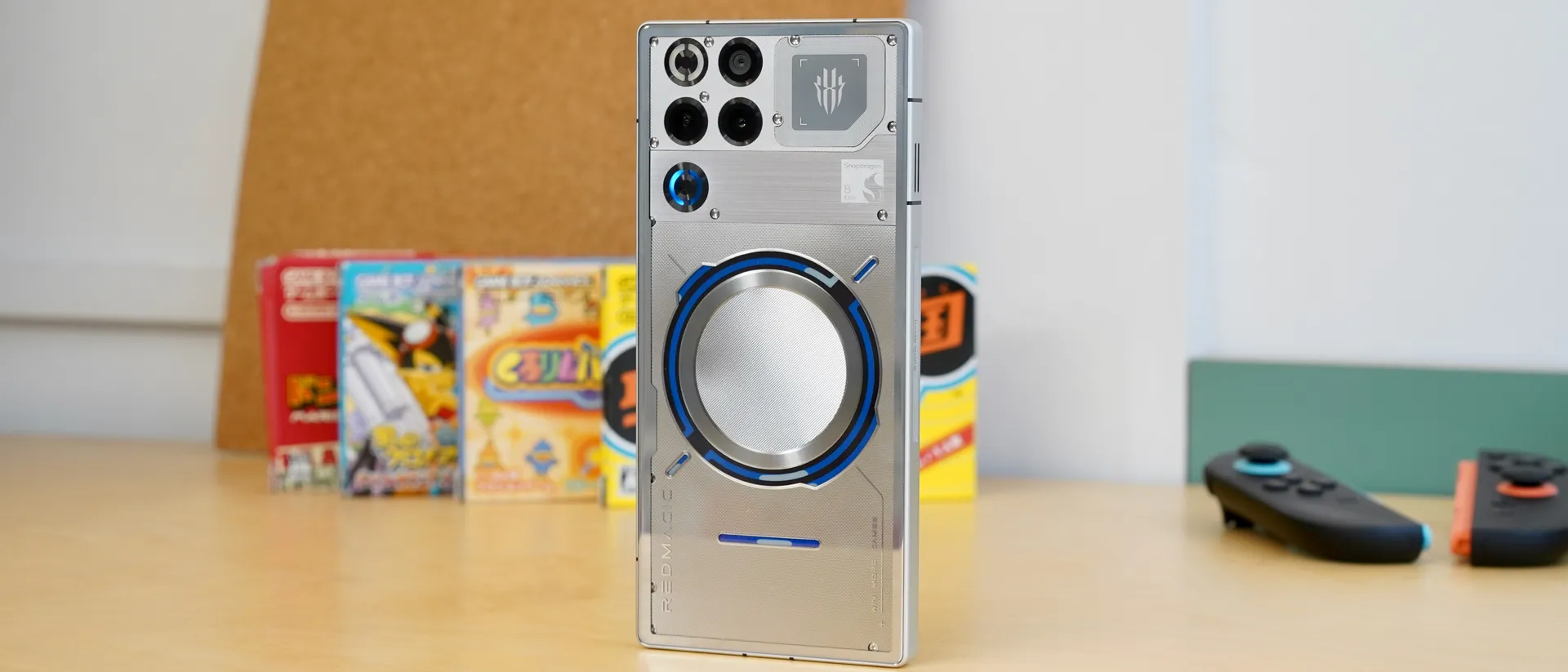 放在桌子上的红魔11 Pro