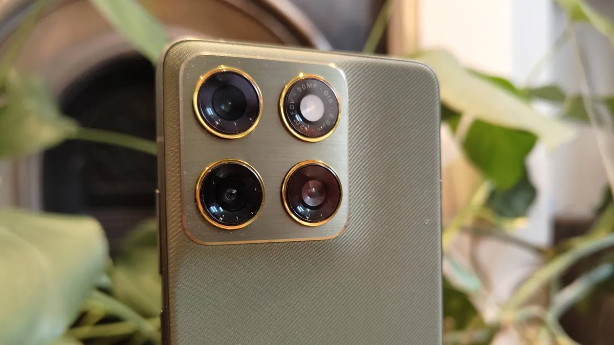 摩托罗拉 Edge 70 的摄像头凸起