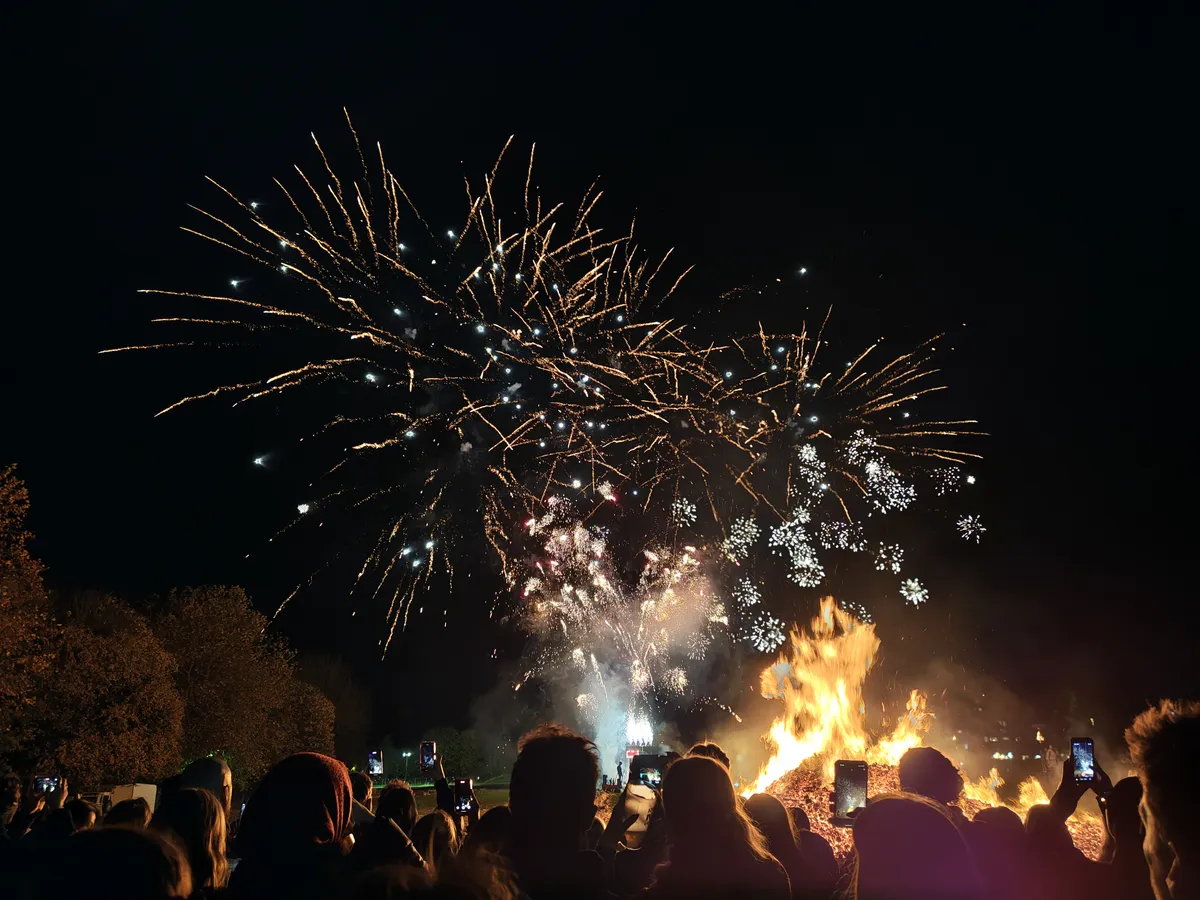 这是用 Moto Edge 70 拍摄的一些烟花照片