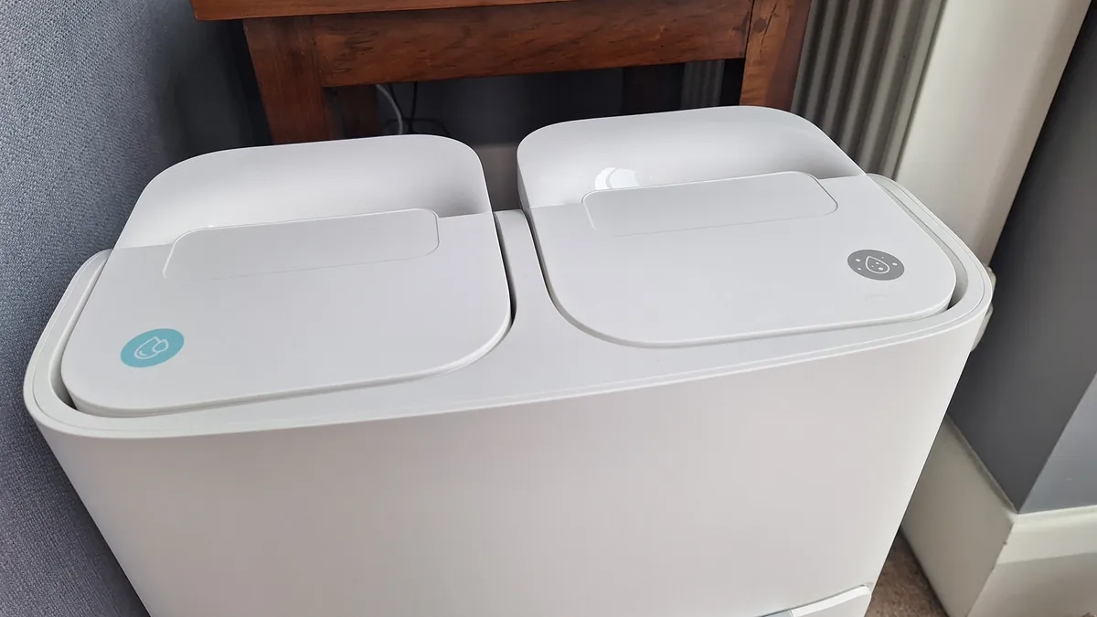 SwitchBot S20 机器人吸尘器底座的顶部，带有清水箱和污水箱。