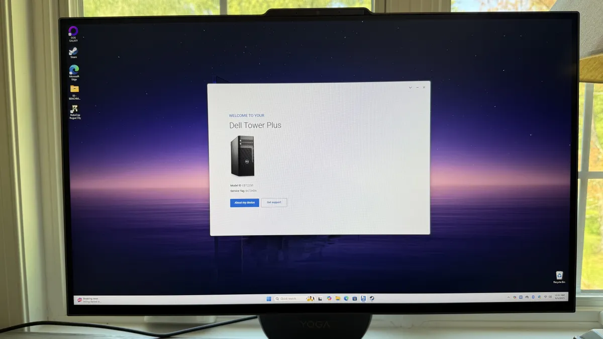 联想 Yoga AIO 27 一体机,另一台电脑已连接电源(特写镜头),桌面上的联想 Yoga AIO 27 一体机 联想 Yoga AIO 27 一体机,另一台电脑已连接电源(特写镜头),桌面上的联想 Yoga AIO 27 一体机