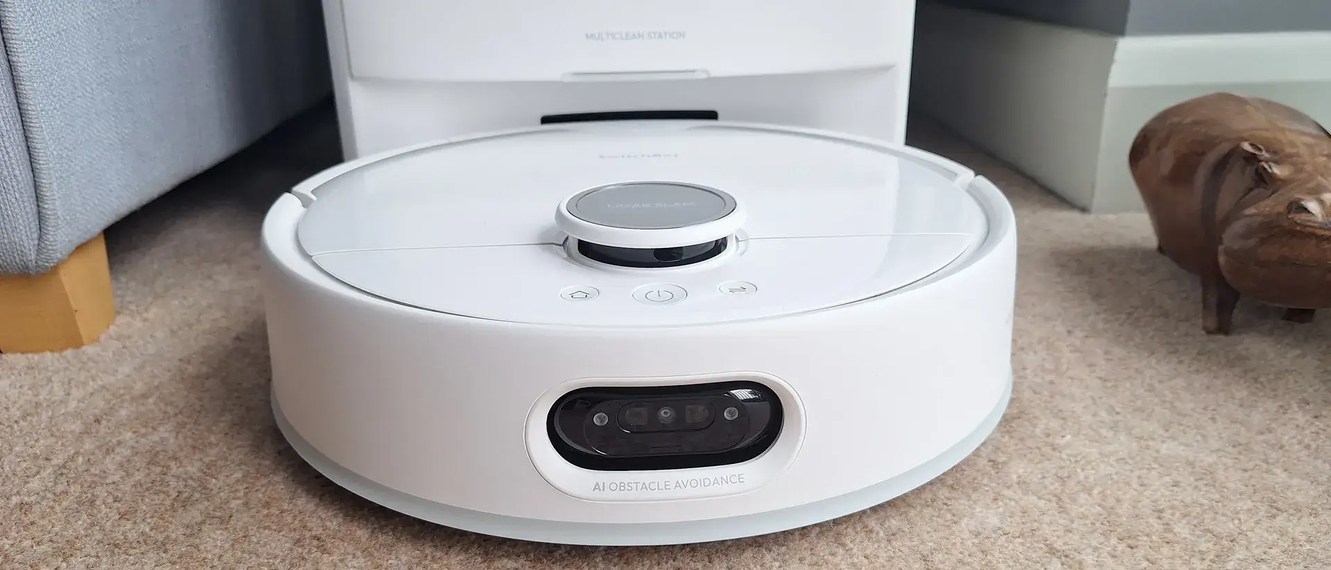 SwitchBot S20 机器人吸尘器位于充电底座上