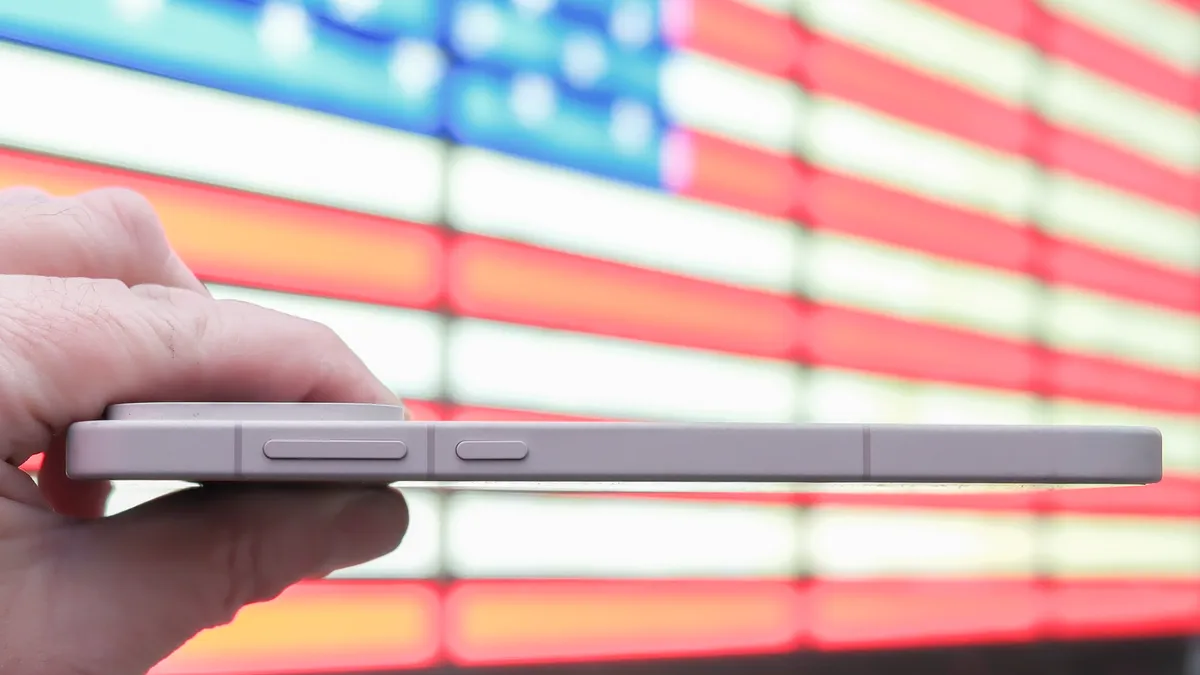 在纽约时代广场繁忙的街道上，OnePlus 15 手机亮相，展示了手机的摄像头、侧面、主屏幕面板和设置菜单。