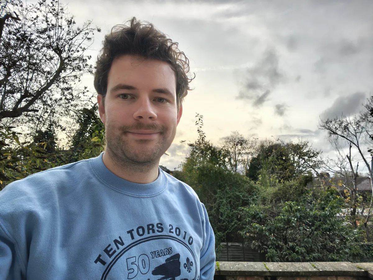 使用 Moto Edge 70 标准模式拍摄的自拍照