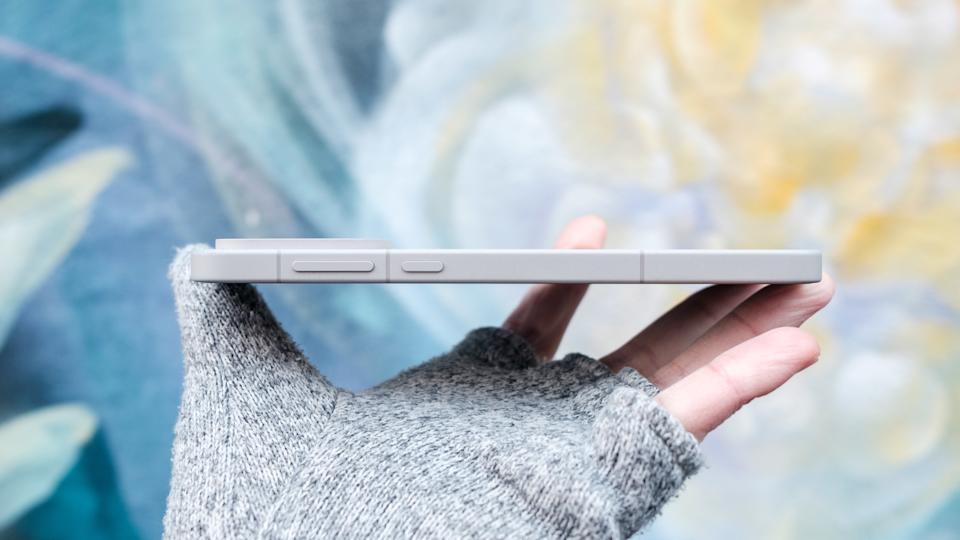 OnePlus 15 的音量键和电源键位于手机的右侧