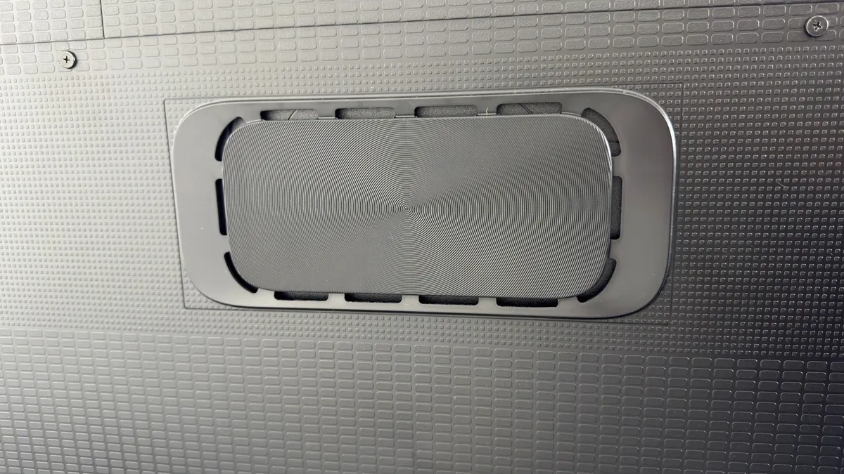 海信 U75QG 后置面板低音炮