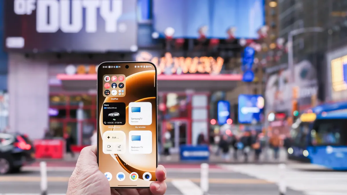 在纽约时代广场繁忙的街道上，OnePlus 15 手机亮相，展示了手机的摄像头、侧面、主屏幕面板和设置菜单。