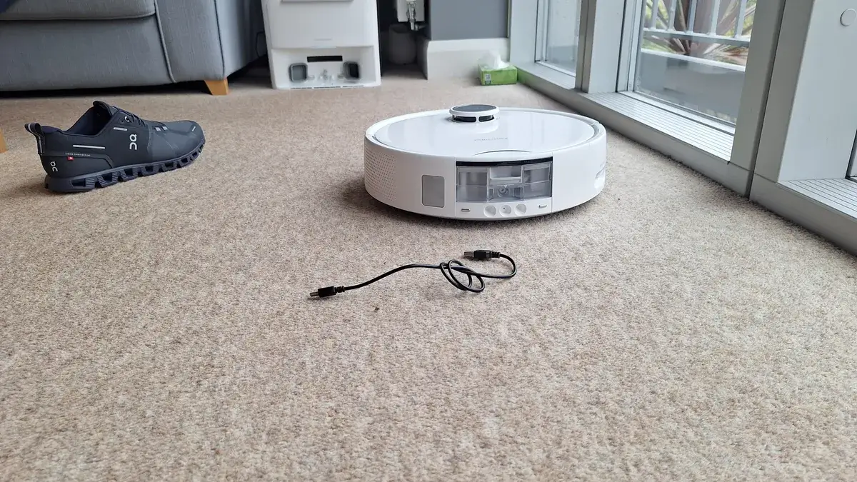 鞋子、电缆和纸巾盒摆放成一排，用于物体规避测试。