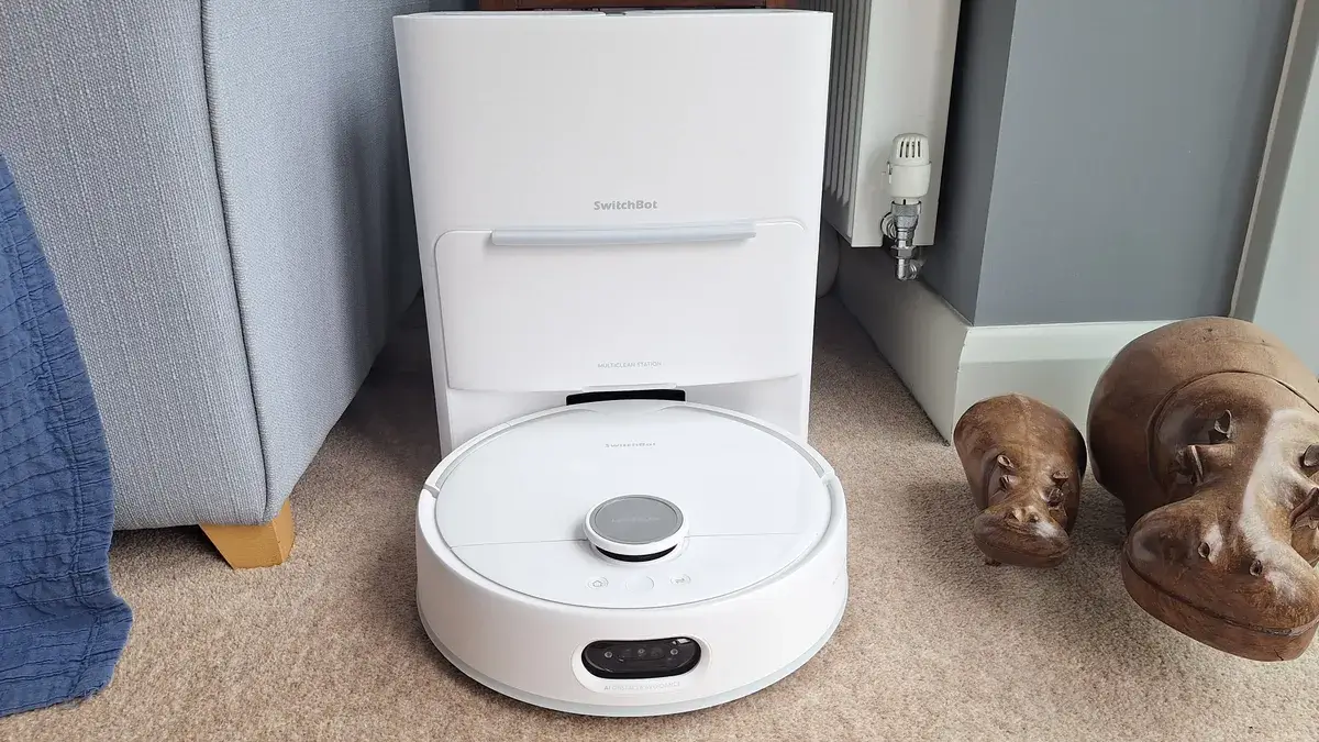 SwitchBot S20 机器人吸尘器位于充电底座上