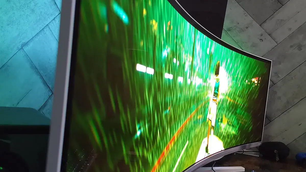 飞利浦 Evnia 显示器的侧视图