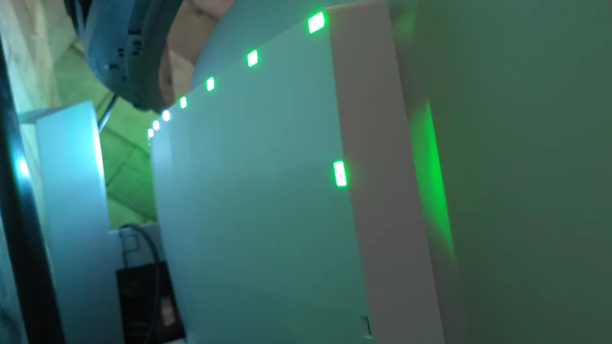 飞利浦 Evnia 显示器上的 Ambilight LED 灯