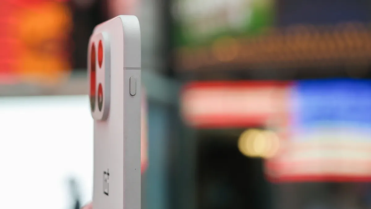 在纽约时代广场繁忙的街道上，OnePlus 15 手机亮相，展示了手机的摄像头、侧面、主屏幕面板和设置菜单。