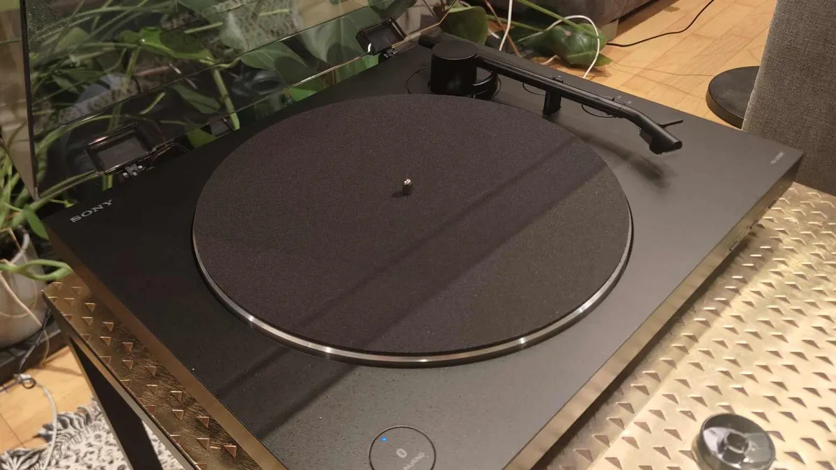 桌上的索尼 PS-LX310BT