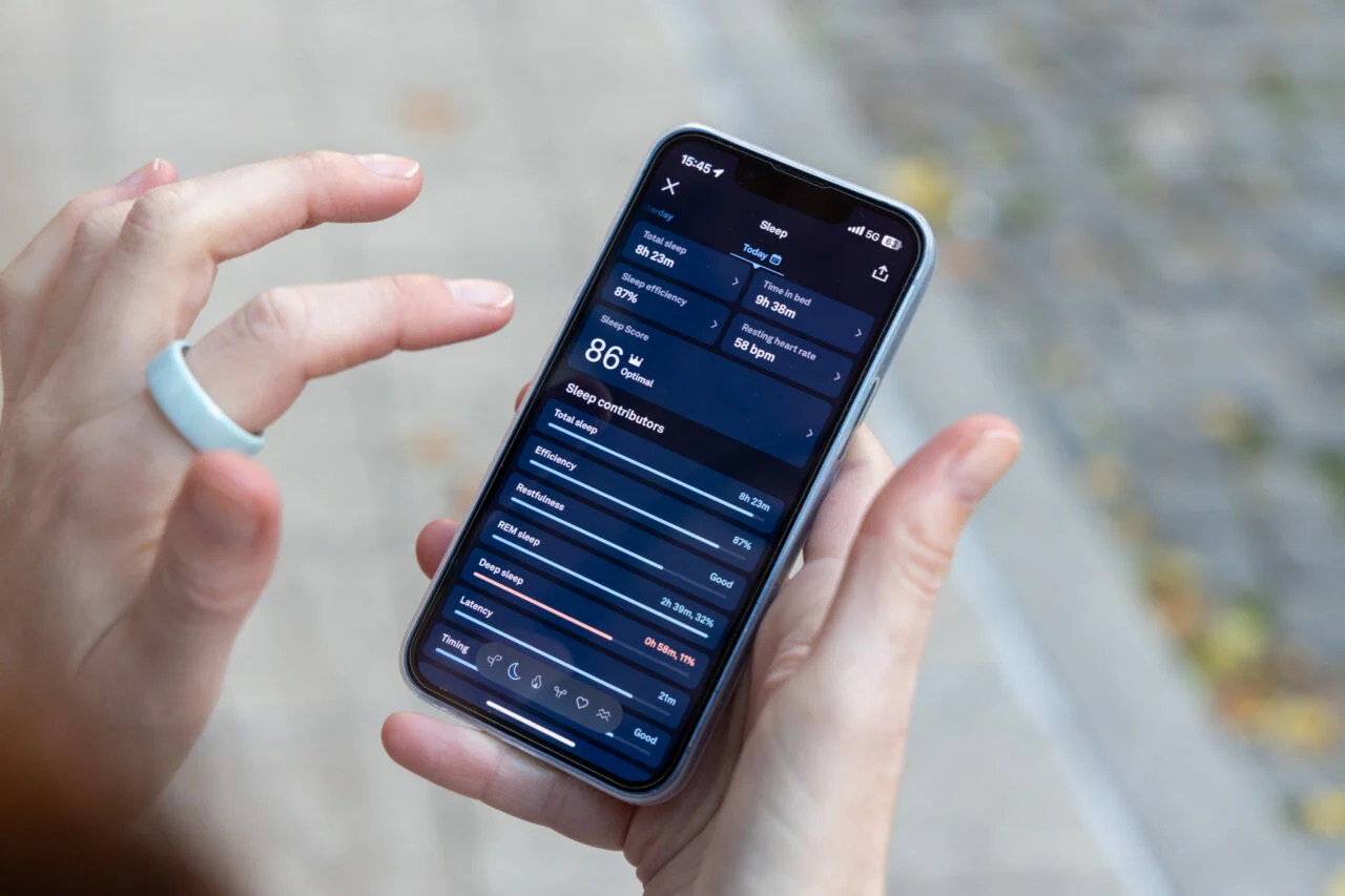 陶瓷版Oura Ring 4戴在左手食指上