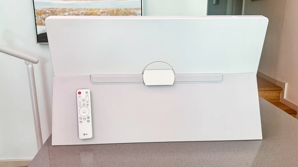 LG StanByMe 2 背面,已安装保护套 LG StanByMe 2 背面,已安装保护套