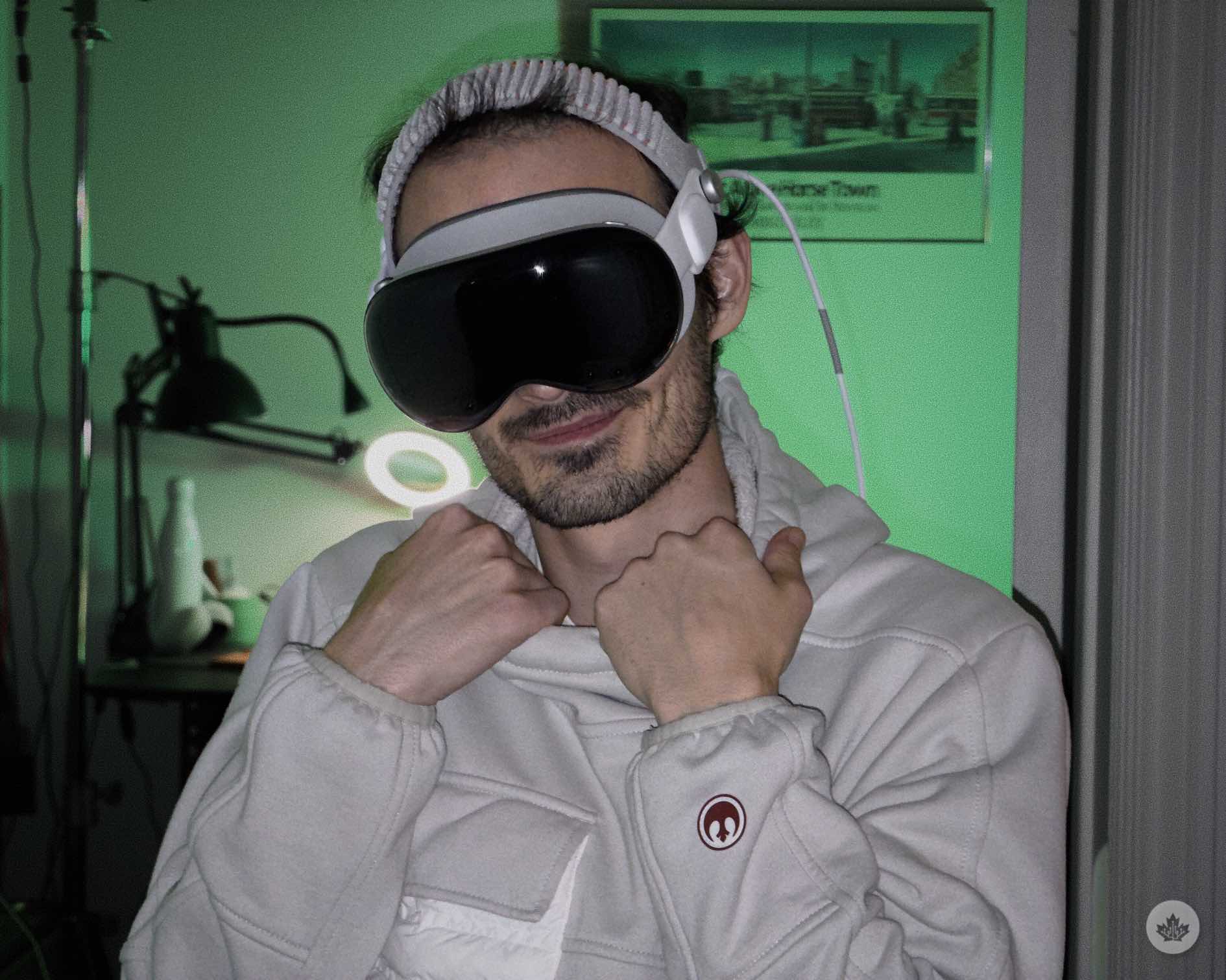 一男子戴着 Apple Vision Pro