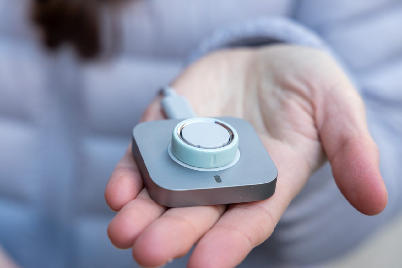 Oura Ring 4 Ceramic 的配套充电器