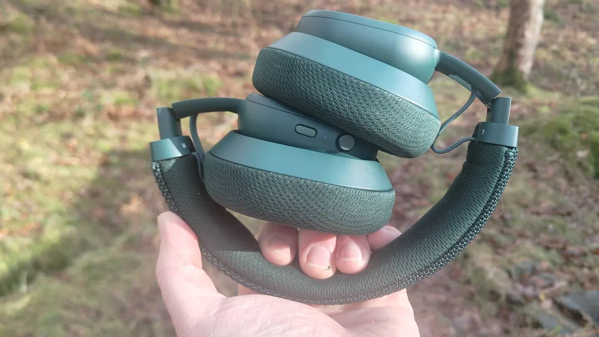 Fairphone Fairbuds XL 2025 折叠起来放在男人的手里 Fairphone Fairbuds XL 2025 折叠起来放在男人的手里