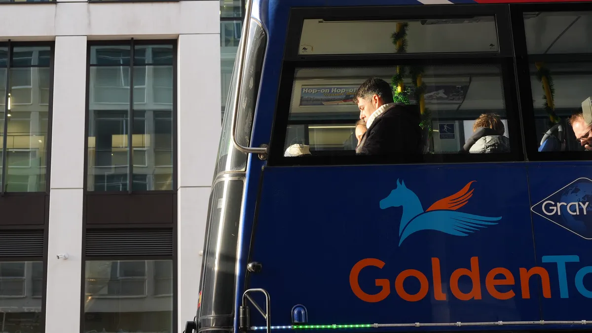 使用索尼 A7 V 在伦敦拍摄街头的巴士照片