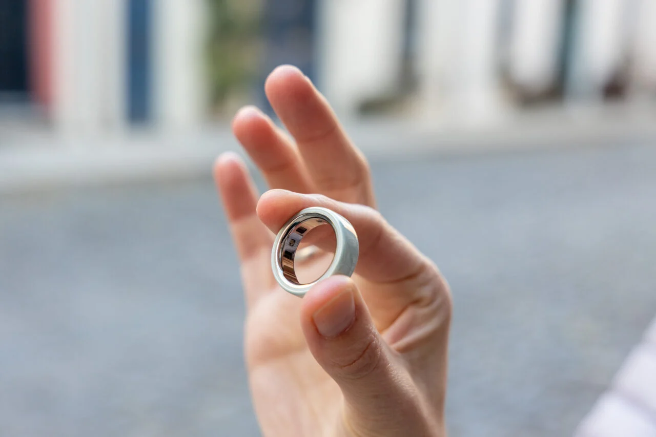 右手食指和大拇指捏住陶瓷版Oura Ring 4