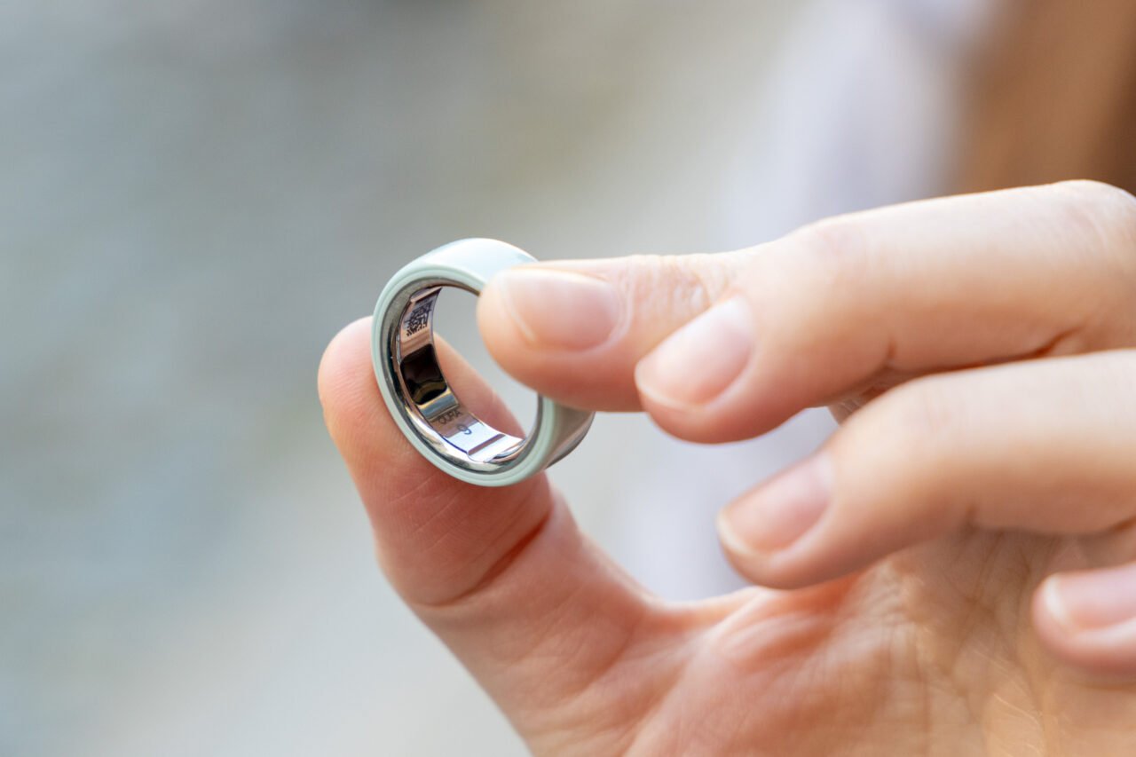 左手食指和大拇指捏住陶瓷版Oura Ring 4