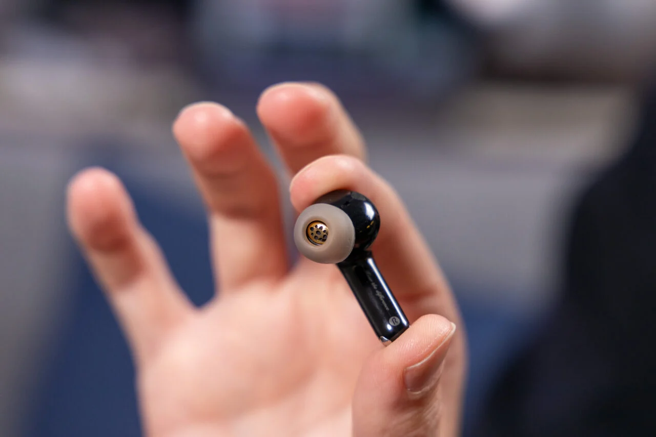 两个指头捏着Soundpeats Air5 ​​Pro Plus