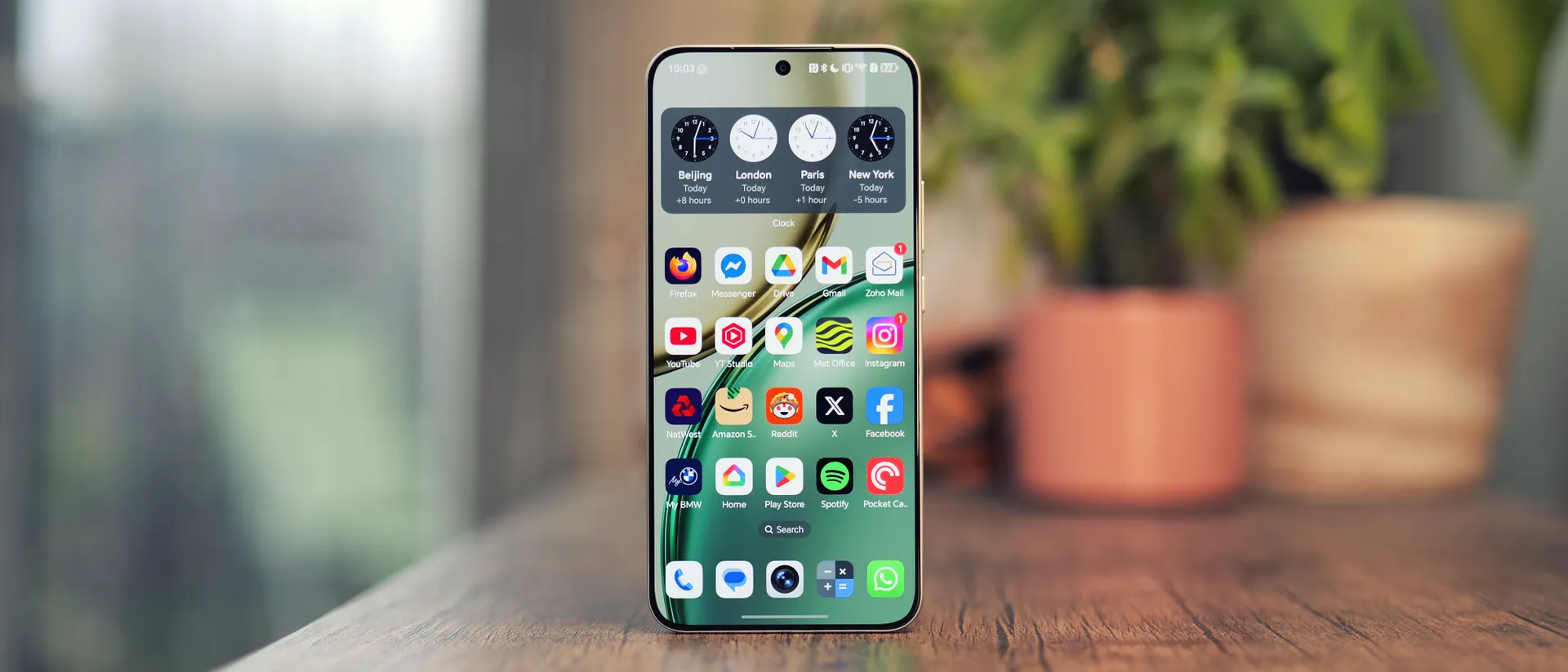 荣耀Magic 8 Lite放在桌子上 荣耀Magic 8 Lite放在桌子上