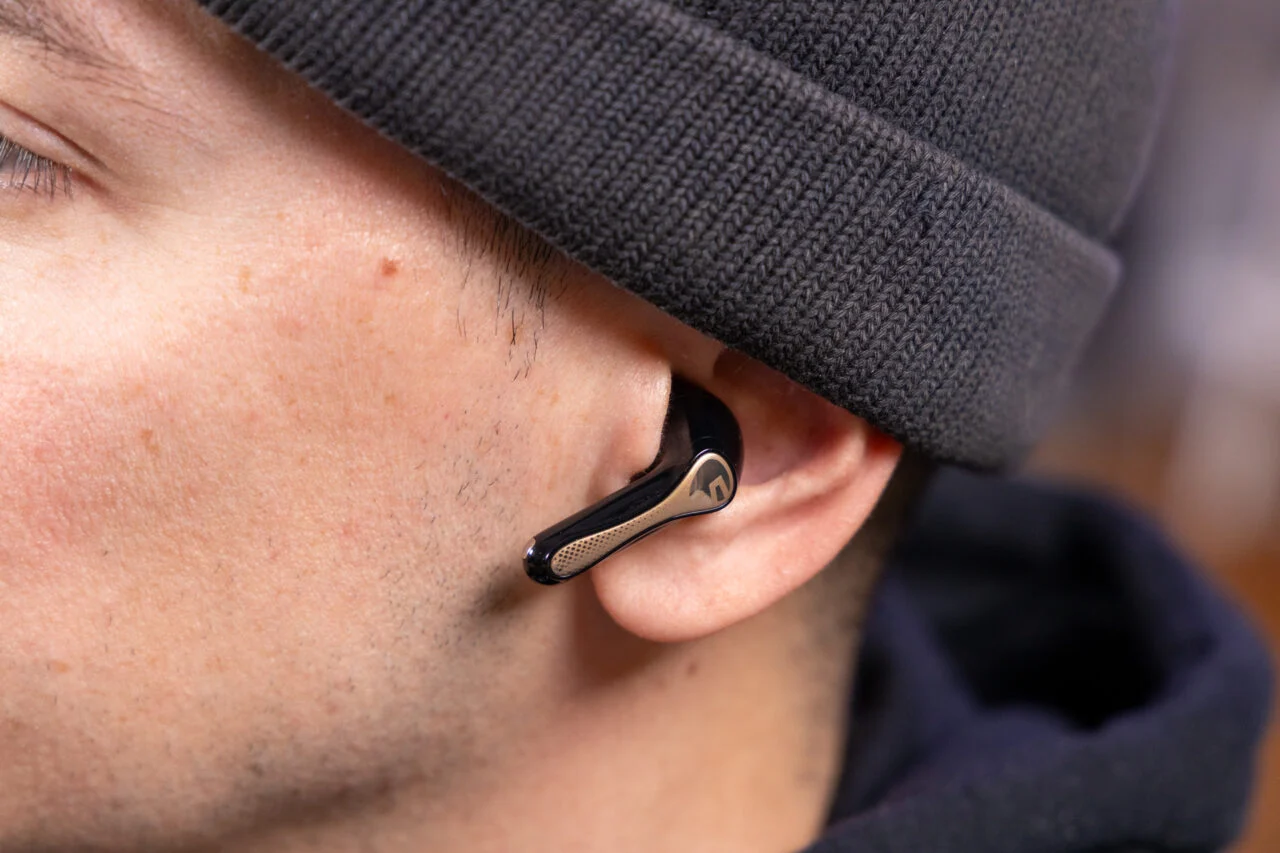 Soundpeats Air5 ​​Pro Plus 戴在耳朵里