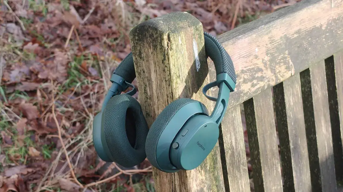 放在长凳上的 Fairphone Fairbuds XL 2025 放在长凳上的 Fairphone Fairbuds XL 2025