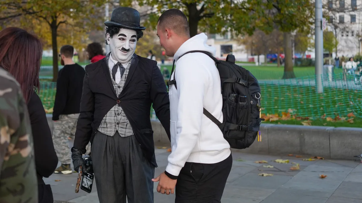 这张人像照片是用索尼A7 V微单相机在伦敦拍摄的。