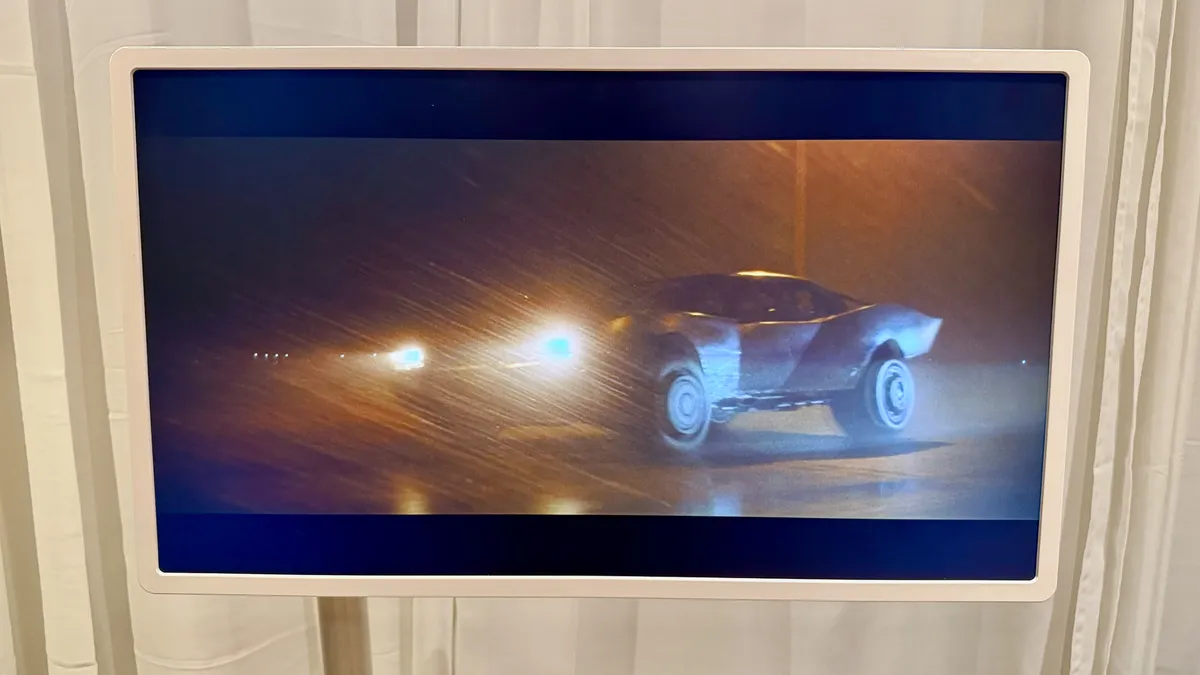 LG StanByMe 2 上播放的《蝙蝠侠》场景 LG StanByMe 2 上播放的《蝙蝠侠》场景