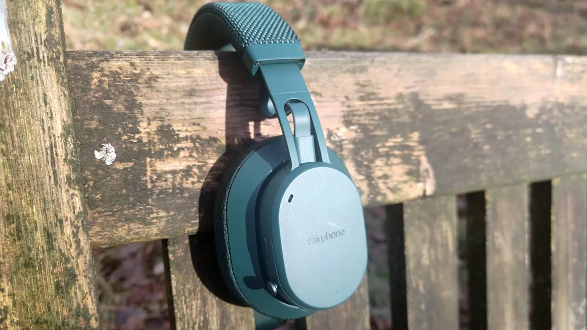 放在长凳上的 Fairphone Fairbuds XL 2025 放在长凳上的 Fairphone Fairbuds XL 2025
