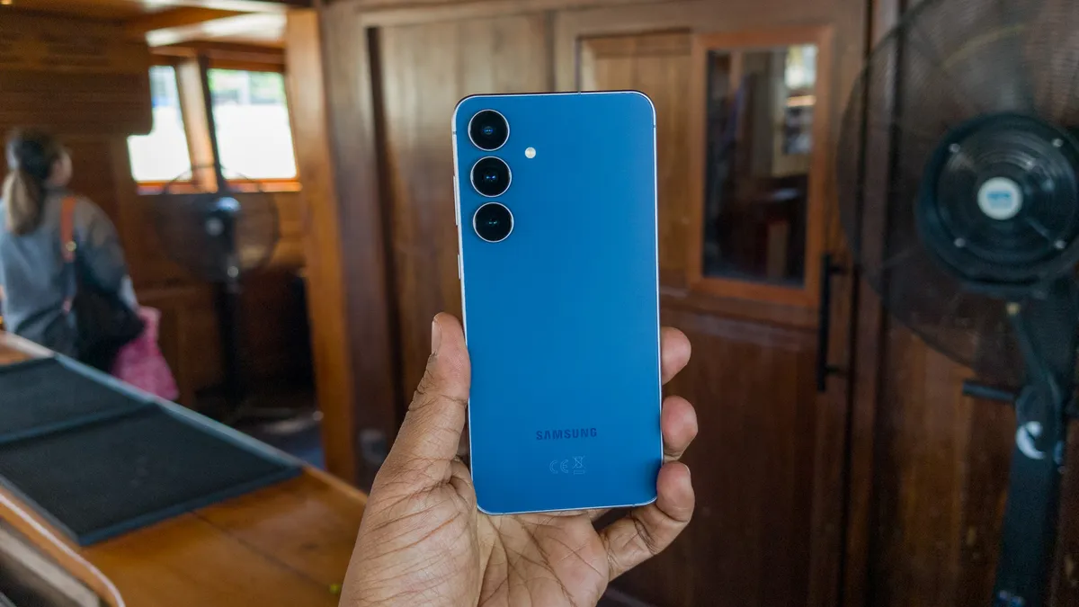 单手持握三星 Galaxy S25 FE 蓝色款